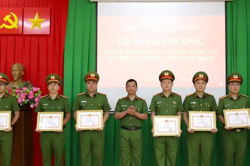 Lâm Đồng: Khen thưởng các tập thể, cá nhân bắt đối tượng cướp tiệm vàng giữa ban ngày