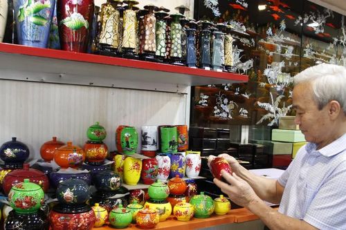 Giữ lửa nghề sơn mài trăm năm ở Tương Bình Hiệp