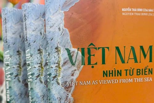 Nhìn Việt Nam từ biển qua ấn phẩm song ngữ