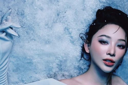 Tóc Tiên chiêu đãi fandom bằng bộ ảnh 'công chúa tuyết' cực xinh