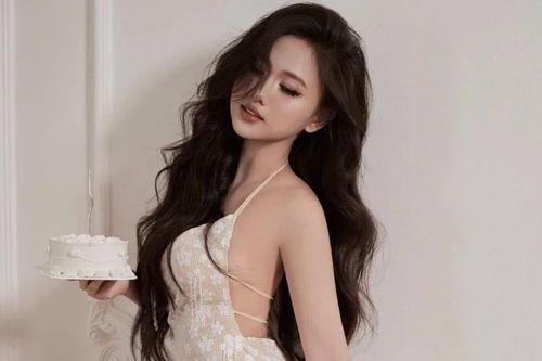 Nhan sắc đỉnh cao của bạn gái tiền vệ Trần Minh Vương