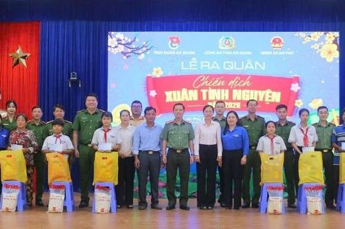 Tuổi trẻ Công an An Giang mang Tết sớm đến với người nghèo vùng biên