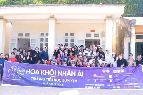 Những nụ cười vùng cao trong hành trình nhân ái của nữ sinh Ngoại thương