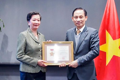 Bộ trưởng Ngoại giao Lê Hoài Trung tiếp Đại sứ Campuchia chào từ biệt