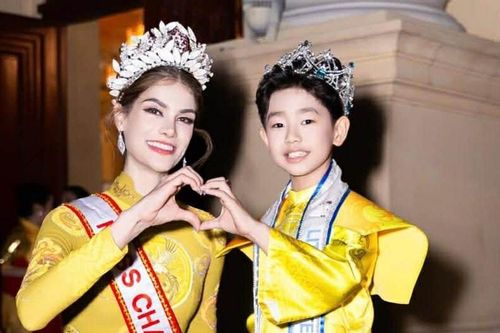 Bùi Khâu Minh Triết - Nam vương Nhí Thế giới tỏa sáng cùng biểu tượng sắc đẹp Miss Charm 2025 Anna Blanco Flores