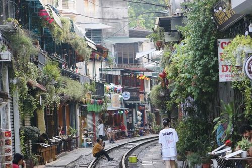 Phố cà phê đường tàu có thể không còn tàu khách chạy qua?