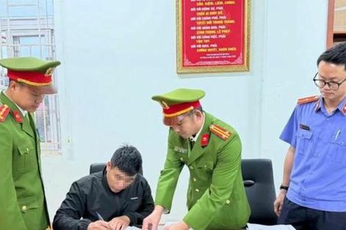 Khởi tố đối tượng dùng đũa tấn công tài xế taxi