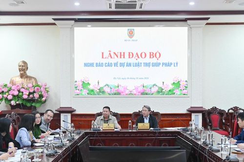 Bộ trưởng Nguyễn Hải Ninh nghe báo cáo về một số dự án luật