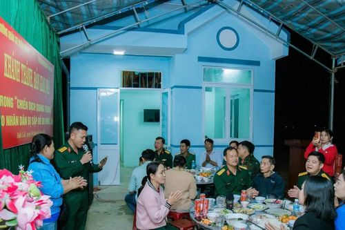 Nghẹn ngào giây phút bà con vùng lũ chia tay bộ đội