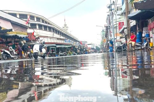 Triều cường báo động 3 gây ngập chợ cổ 200 năm tại TPHCM