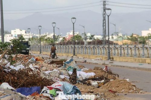 Cảnh tượng khó tin 2 bên mặt đường hệ thống thoát lũ trăm tỷ ở Gia Lai