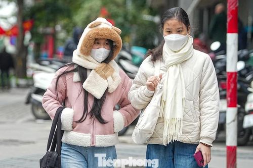 Hà Nội lạnh nhất từ đầu mùa đông, mặc nhiều lớp áo vẫn rét run