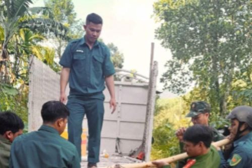 Phát hiện bom, đạn rocket sót lại sau chiến tranh giữa ruộng lúa