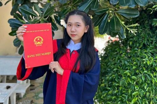 Vượt nghèo vào đại học, nữ sinh miền Tây nuôi ước mơ báo đáp mẹ