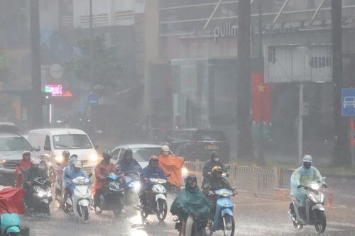 Mưa trắng trời kèm dông sét, người dân TPHCM bật đèn xe giữa ban ngày để di chuyển