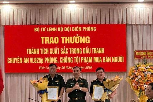 Khen thưởng lực lượng triệt phá đường dây mua bán người đưa lên tàu cá ép lao động