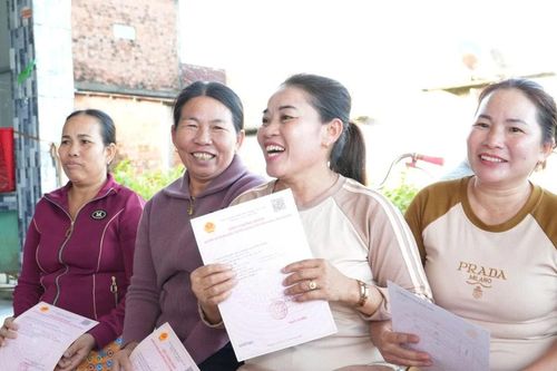 Xã cùng lúc cấp hàng loạt 'sổ đỏ' cho dân sau gần 20 năm chờ đợi