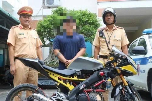 Cảnh sát triệu tập người lái mô tô phân khối lớn buông hai tay ở TPHCM