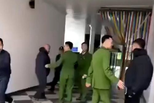 Hà Nội: 2 khách nam làm việc với công an sau màn cãi vã với chủ nhà nghỉ vì chiếc chăn
