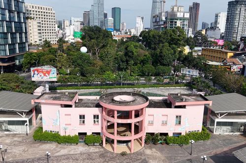 Người dân mong chờ sân khấu bỏ hoang ở TPHCM chuyển đổi thành bãi giữ xe