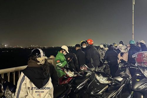 Hà Nội: Nghi có người nhảy cầu Vĩnh Tuy, cảnh sát khẩn trương tìm kiếm trong đêm