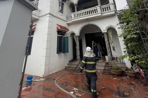 Cháy nhà dân ở Hà Nội, 1 người tử vong, 2 nạn nhân được đưa đi cấp cứu