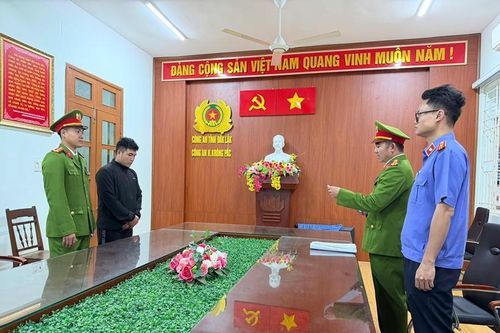 Khởi tố, bắt tạm giam người đàn ông tấn công tài xế taxi