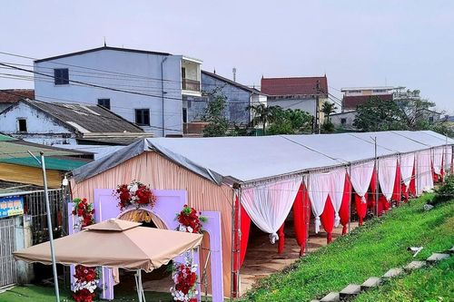 Nguy hiểm rình rập khi rạp cưới bịt kín lối đi tại Nghệ An