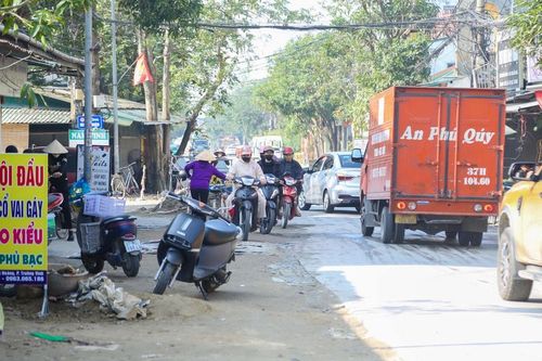 Đường Phượng Hoàng Trung Đô nhếch nhác do thi công kéo dài