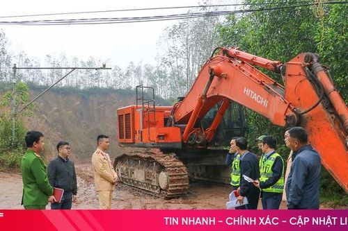 Lực lượng chức năng làm việc với chủ mỏ đất gây bụi mù mịt trên đường Hồ Chí Minh