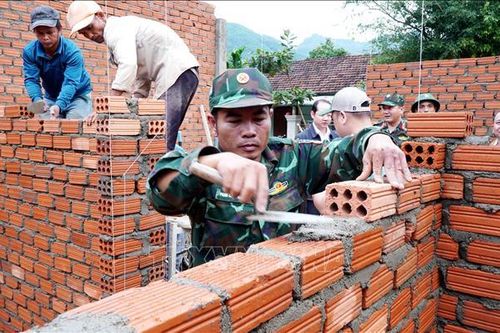Quảng Ngãi: Bàn giao ngôi nhà đầu tiên trong Chiến dịch Quang Trung cho người dân vùng sạt lở