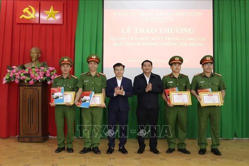 Khen thưởng các cá nhân tham gia triệt phá nhanh vụ cướp tiệm vàng tại Lâm Đồng
