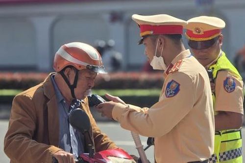 Từ xử phạt vi phạm đến giúp dân tìm lại tài sản, CSGT Đà Nẵng nhận nhiều thư cảm ơn