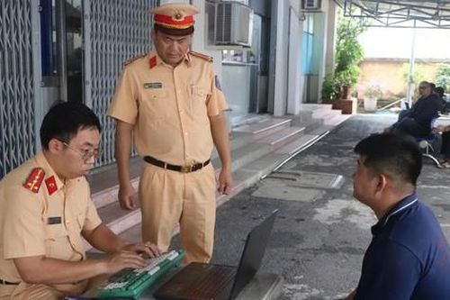 CSGT TP.HCM xử phạt thanh niên buông hai tay lái xe phân khối lớn vào năm 2023
