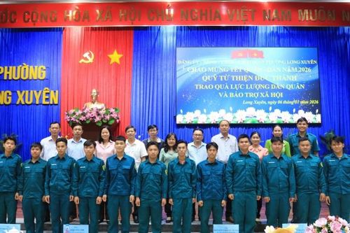 Phường Long Xuyên trao gần 230 phần quà, nhân dịp Tết Quân - Dân năm 2026