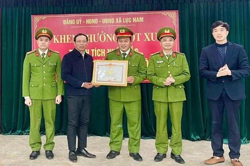 Bắc Ninh: Khen thưởng Công an xã Lục Nam có thành tích trong đấu tranh phòng, chống ma túy