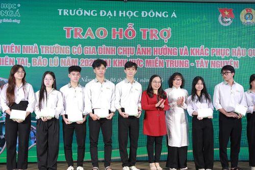 Đại học Đông Á trao 300 triệu đồng hỗ trợ sinh viên vùng thiên tai