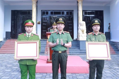 Chiến sĩ công an dũng cảm lao xuống dòng lũ dữ cứu người được tặng Bằng khen của Thủ tướng Chính phủ