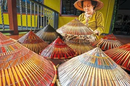 Nghệ nhân Malaysia gìn giữ nghề nón lá truyền thống
