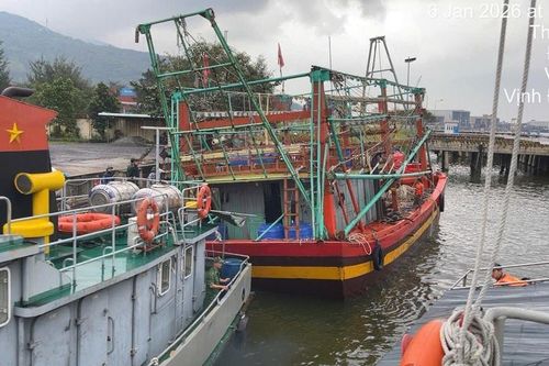 Cứu nạn kịp thời tàu cá bị phá nước trên vịnh Đà Nẵng