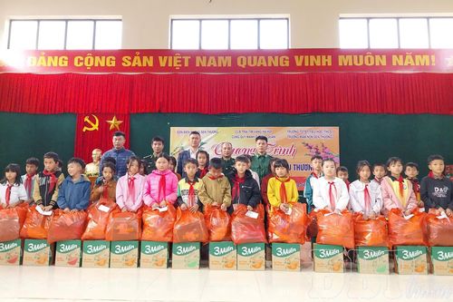 Trao 270 suất quà cho học sinh xã Sín Thầu