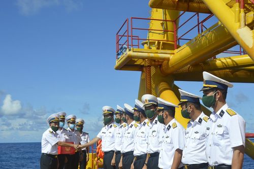 Nhớ hải trình mang lá phiếu ra khơi
