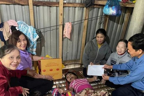 Thăm, tặng quà nạn nhân chất độc da cam tại xã Vân Canh