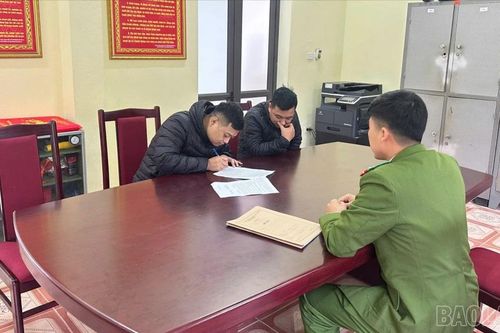 Công an xã Văn Bàn xử phạt hai đối tượng ném chất bẩn vào nhà dân