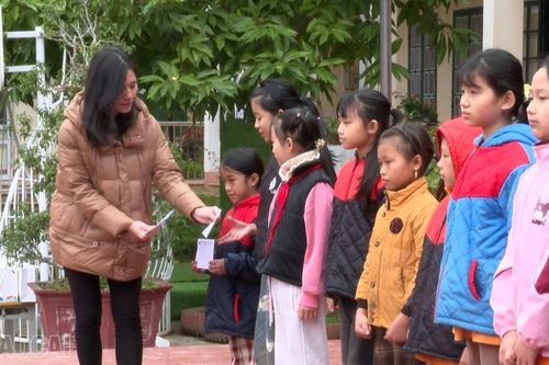Quỹ tấm lòng Việt trao quà cho học sinh vượt khó tại xã Bảo Thắng