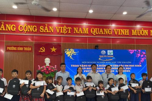 Trao tặng 100 suất quà cho học sinh khó khăn tại phường Bình Thuận