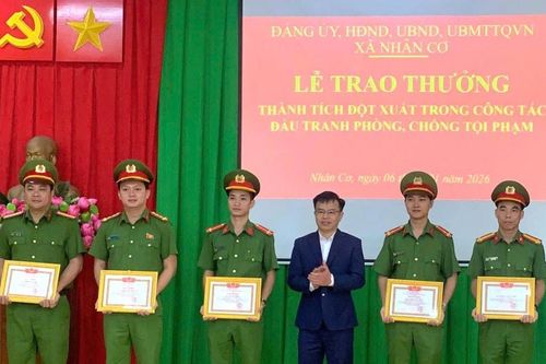 Khen thưởng tập thể, cá nhân phá nhanh vụ cướp tiệm vàng ở xã Nhân Cơ