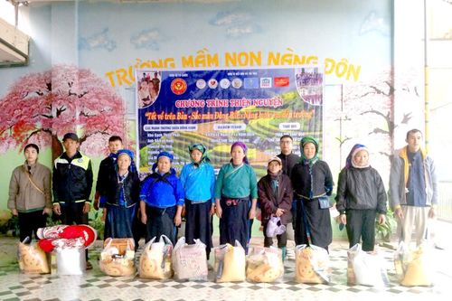 Chương trình 'Tết về trên bản' trao hơn 500 suất quà tại xã Pờ Ly Ngài