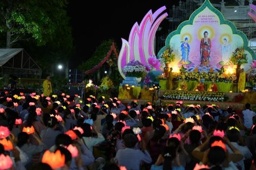 Lễ hoa đăng khánh đản Đức Phật A Di Đà tại chùa Vạn Phước