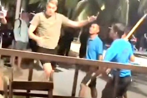 Khánh Hòa: Đình chỉ quán bar có nhân viên cầm xẻng dọa đánh khách nước ngoài